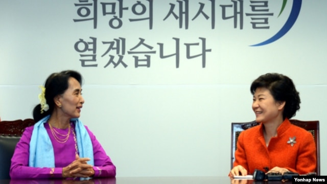 29일 한국 서울 집무실에서 아웅산 수치 여사(왼쪽)를 접견한 박근혜 대통령 당선인.