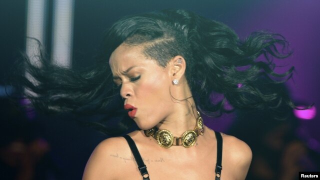 Rihanna en su presentación en Londres como parte de la excéntrica gira 777. 