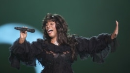 Donna Summer sou sèn nan yon konsè aprè seremoni remiz Pri Nobel Lapè a nan vil Oslo