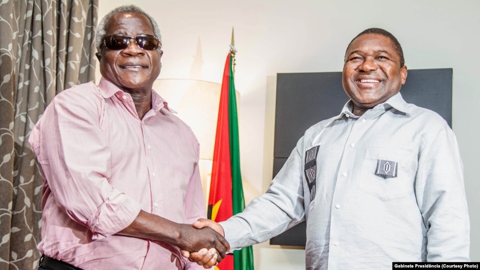 Afonso Dhlakama, líder da RENAMO (esq) e Filipe Nyusi, Presidente de Moçambique. 