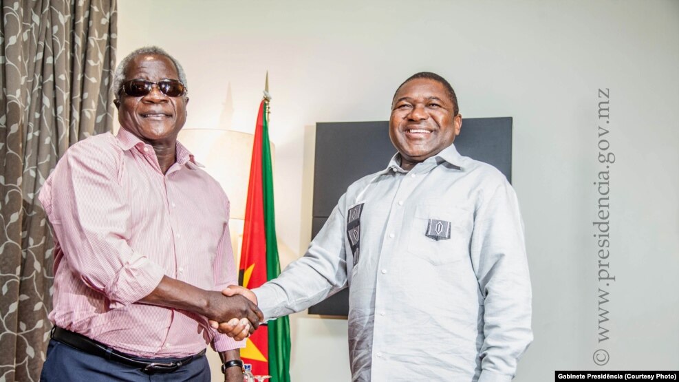 Afonso Dhlakama, líder da RENAMO (esq) e Filipe Nyusi, Presidente da República de Moçambique encontram-se pela primeira vez