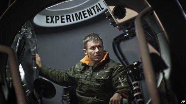 Ông Felix Baumgartner chuẩn bị chuyến bay để thực hiện cú nhảy 