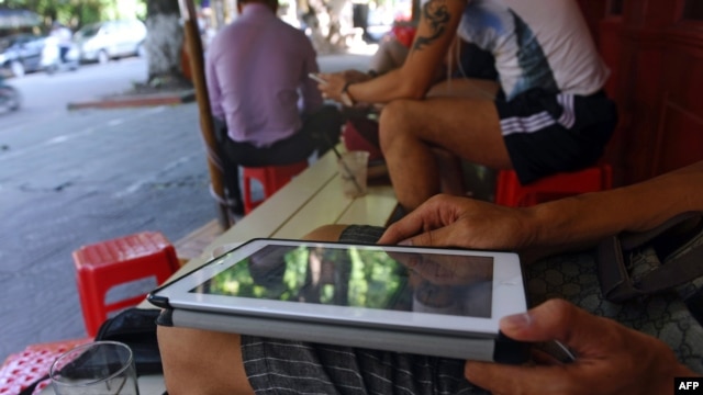 Một người truy cập Internet tại một quán cà phê wifi ở trung tâm Hà Nội. 