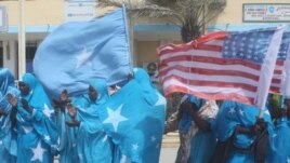 Dadweyne wata calamada Mareykanka iyo Soomaaliya oo Garoonka Muqdisho ku soo dhaweeyey Keith Ellison