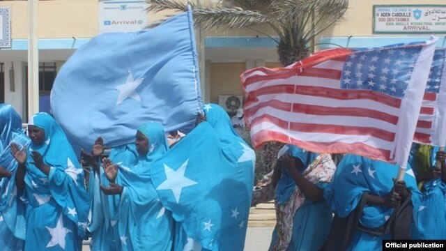 Dadweyne wata calamada Mareykanka iyo Soomaaliya oo Garoonka Muqdisho ku soo dhaweeyey Keith Ellison