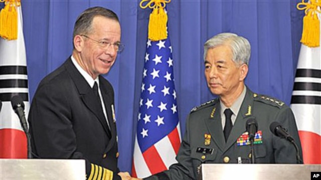 US Navy Adm. Mike Mullen, left, the US chairman of the Joint Chiefs of Staff, and South Korean Gen. Han Min-Koo, right, chairman of South Korean Joint Chiefs of Staff, shake hands after their joint press conference at the Defense ministry in Seoul, Dec 8,