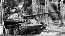 Xe tăng của quân đội miền Bắc Việt Nam tiến vào dinh Ðộc Lập ngày 30/4/1975.