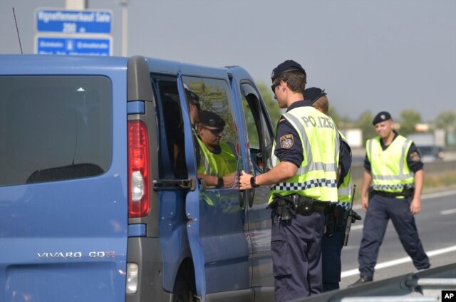 Cảnh sát Áo kiểm tra một chiếc xe hơi tại biên giới Áo-Hungary, ngày 31/8/2015.