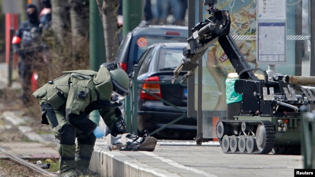 La policía utiliza un robot para revisar la mochila dejada abandonada por un sospechoso que intento huir cuando se le hizo alto