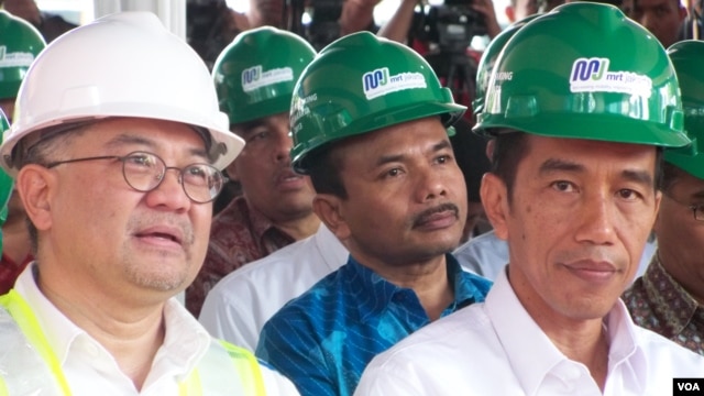 Gubernur Jakarta Joko Widodo (kanan) dan Direktur Utama PT. MRT Dono Bustami dalam peresmian dimulainya proyek pembangunan kereta transportasi massal cepat itu (10/10). (VOA/Iris Gera)