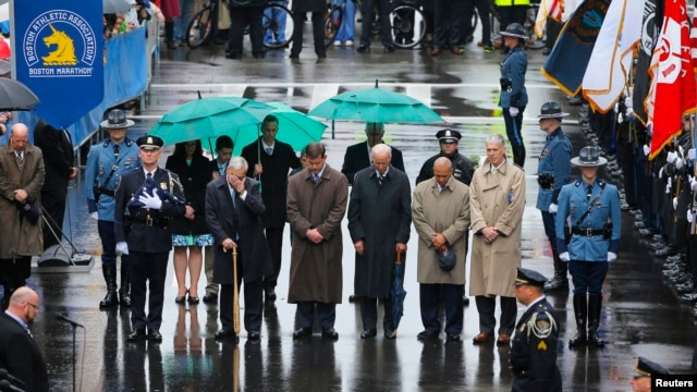 Phó Tổng thống Hoa Kỳ Joe Biden (giữa), thị trưởng Boston Tom Menino (thứ 2 từ trái) và Thống đốc Massachusetts Deval Patrick (thứ 2 từ phải) và các giới chức dành 1 mặc niệm nạn nhân vụ nổ bom trong cuộc đua marathon ở Boston năm 2013, 15/4/14