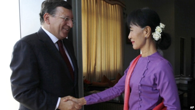 Burma's opposition leader Aung San Suu Kyi shakes hands with European Commission President Manuel Barroso during their meeting in Naypyitaw, November 3, 2012. 