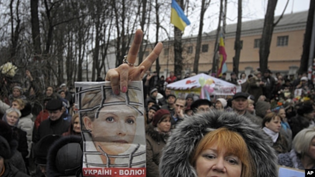 Supporters of former Ukrainian prime minister Yulia Tymoshenko shout slogans outside a prison in Kiev, Ukraine, November 27, 2011.