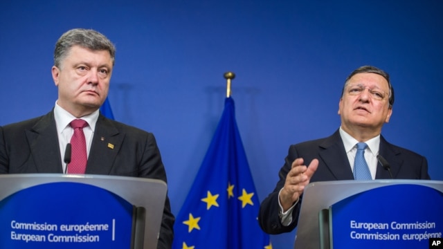 Ukrainian President Petro Poroshenko, left, and European Commission President Jose Manuel Barroso address the media at commission headquarters in Brussels, Aug. 30, 2014.