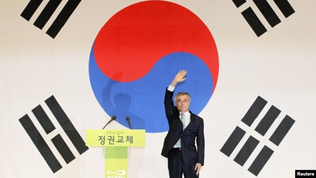 Moon Jae-in waves to supporters as he celebrates his win in the primary of his party in Goyang, north of Seoul September 16, 2012.