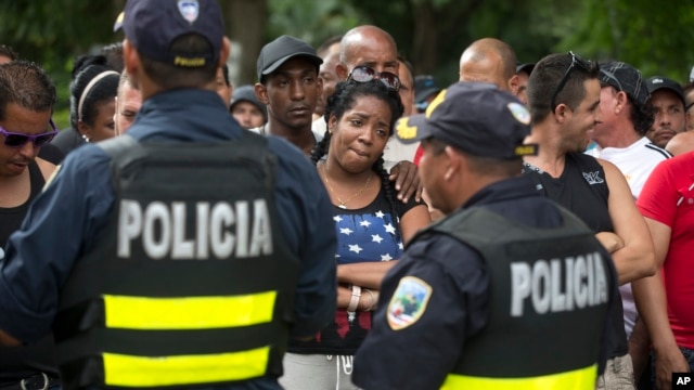 Migrantes cubanos protestan demandando a Nicaragua acceso para continuar con su viaje rumbo a EE.UU. mientras se encuentran en Peñas Blancas, Costa Rica.