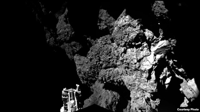 Imágenes iniciales enviadas por la sonda Philae que muestran la superficie del cometa 67P/Churyumov-Gerasimenko.