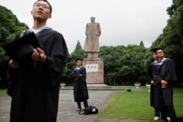 复旦大学毕业生在毕业典礼后在毛泽东像前拍照（2013年6月28日）