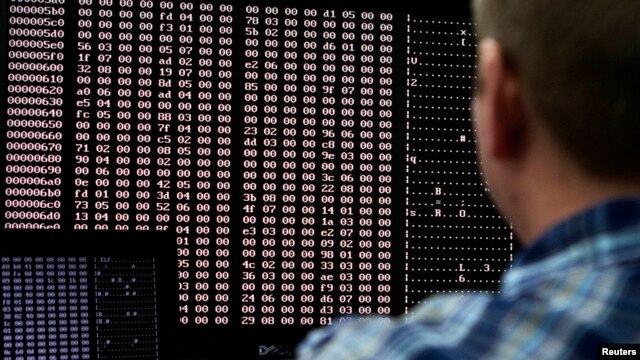 Analis melihat kode-kode di laboratorium keamanan dunia maya di Idaho, AS. (Foto: Dok)