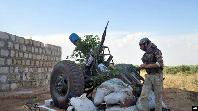 Phe nổi dậy Syria chiến đấu chống lại các lực lượng chính phủ tại Idlib, phía bắc Syria, ngày 23/5/2013.