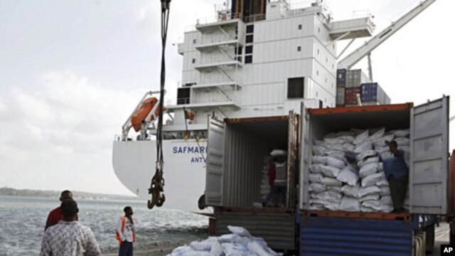 Kenyan port workers prepare to load into a ship a consignment of food from UNICEF destined for Somalia to help in the humanitarian crisis from the coastal town of Mombasa August 1, 2011