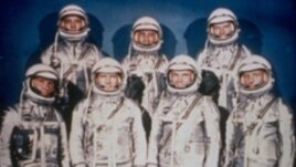 7 phi hành gia đầu tiên. Từ trái, hàng đầu Walter Schirra Jr., Donald Slayton, John Glenn and Scott Carpenter. Hàng nhì: Alan Shepard, Jr., Virgil Grissom and Gordon Cooper