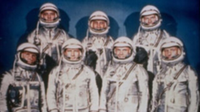 7 phi hành gia đầu tiên. Từ trái, hàng đầu Walter Schirra Jr., Donald Slayton, John Glenn and Scott Carpenter. Hàng nhì: Alan Shepard, Jr., Virgil Grissom and Gordon Cooper