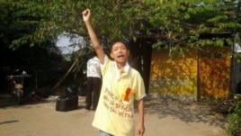 Em Nguyễn Mai Trung Tuấn phản đối việc bắt giữ cha mẹ.