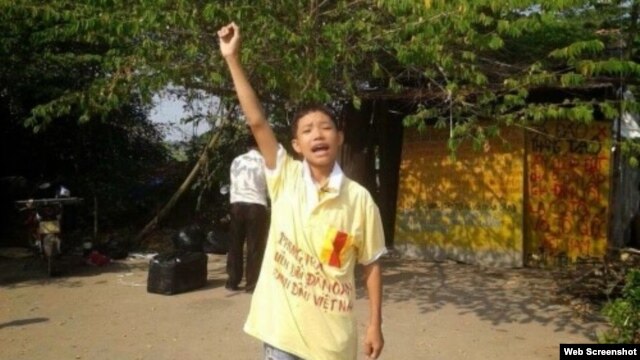 Em Nguyễn Mai Trung Tuấn phản đối việc bắt giữ cha mẹ.