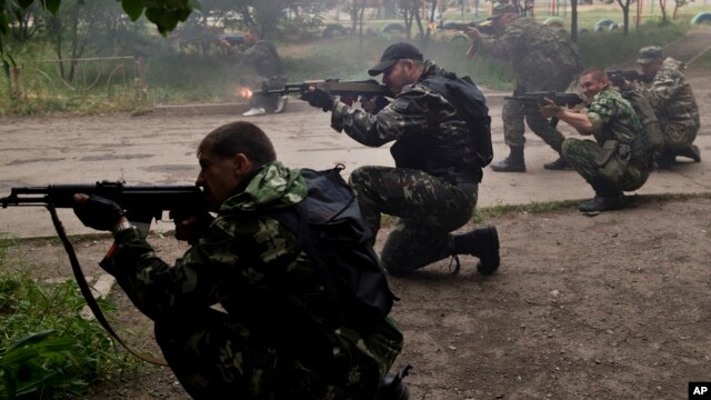 Lực lượng ly khai thân Nga trong cuộc đụng độ với quân đội Ukraina ở ngoại ô Luhansk, Ukraine, ngày 2/6/2014.