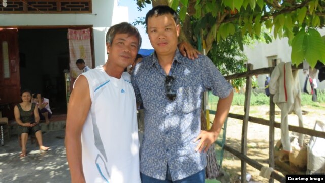 Anh Võ Khắc Bình ở xã Nhơn Lý, người từng làm công nhân xây dựng cho Cty Minh Dương (trái) và tác giả.