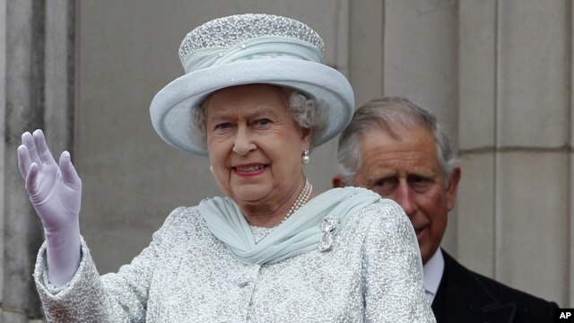 Britain's Queen Elizabeth waves from the balcony at Buckingham Palace during the Diamond Jubilee celebrations in central London Tuesday June 5, 2012.