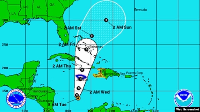 Posible trayectoria de la tormenta tropical Sandy, que el miércoles se podría convertir en huracán, segun el Centro Nacional de Huracanes.