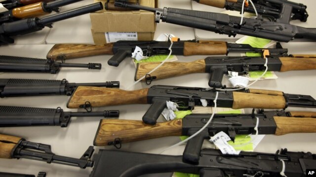 Esta foto muestra parte de las armas que fueron presentadas en 2011 una conferencia de prensa en Phoenix, Arizona.