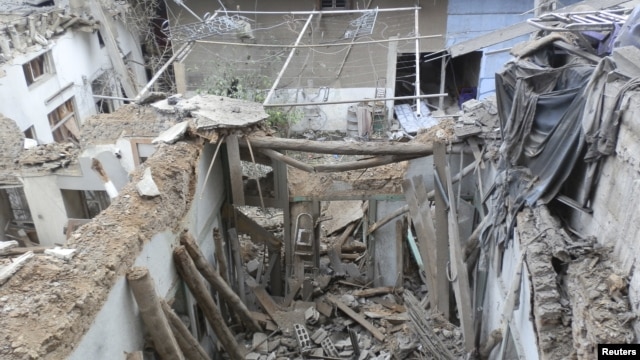 Các tòa nhà bị hư hại sau khi máy bay chiến đấu Syria bắn tên lửa vào Daria gần Damascus, Syria, 23/11/2012