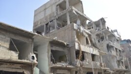 Zgrada u Dumi, nedaleko od Damaska, uništena u raketnom napadu snaga lojalnih Bašaru al-Asadu