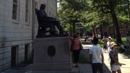 Tượng Mục sư John Harvard tại Harvard Yard