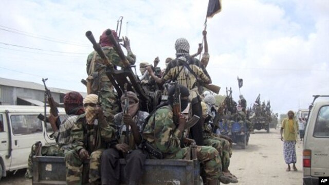 Al-Shabab fighters display weapons as they conduct military exercises in northern Mogadishu, Somalia. (File Photo)