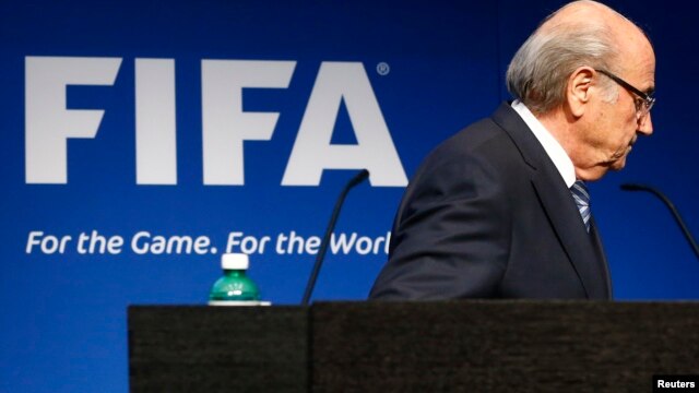 Los recientes escándalos de corrupción de la FIFA, obligaron a Joseph Blatter a anunciar su renuncia, posiblemente en efecto a principios del próximo año, a pesar de haber ganado un nuevo mandato al frente del organismo.