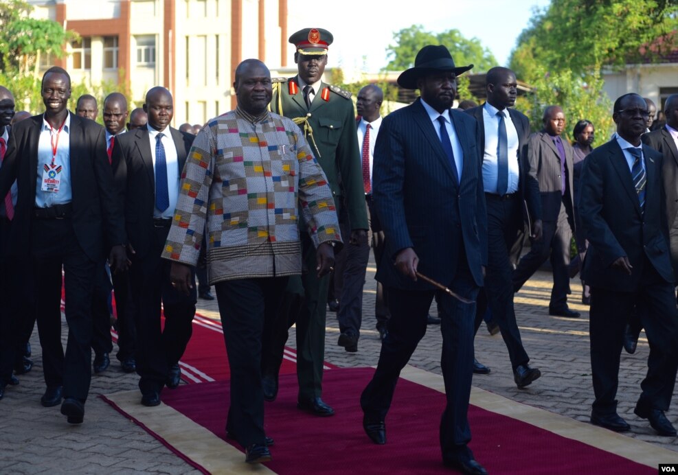 FILE - South Sudanese President Salva Kiir (R) and First Vice President Riek Machar (L) walk together at the presidential palace in Juba on April 26, 2016. (J. Patinkin/VOA)
