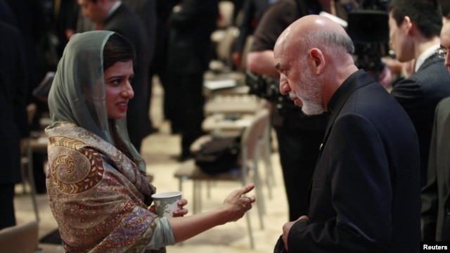 Pokiston Tashqi ishlar vaziri Xina Rabboniy Xar (chapda) Afg'oniston prezidenti Hamid Karzay bilan Chikagoda NATO sammiti doirasida suhbatlashmoqda, 21-may, 2012-yil.