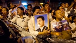Cambodian mourners cry and pray outside a crematorium as the late King Norodom Sihanouk is cremated in Phnom Penh, Cambodia, Monday, Feb. 4, 2013. Hundreds of thousands of mourners gathered in Cambodia's capital Monday for the cremation of Sihanouk, the revered "King-Father," who survived wars and the murderous Khmer Rouge regime to hold center stage in the Southeast Asian nation for more than half a century. (AP Photo/David Guttenfelder)