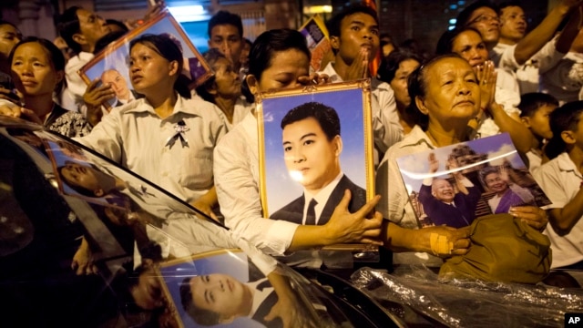 Puluhan ribu warga Kamboja berkabung untuk menghadiri upacara kremasi jenazah mendiang Raja Norodom Sihanouk, Senin di Phnom Penh (4/2).
