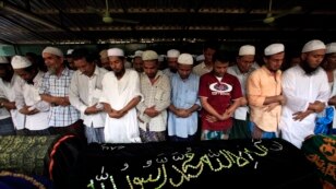 စာသင္ေက်ာင္းမီးေလာင္လို႔ ေသဆံုးခဲ့ရတဲ့ ကေလးငယ္ (၁၃) ဦးအတြက္ ဆုေတာင္းေနၾကစဥ္။ (ဧၿပီ ၂၊ ၂၀၁၃၊ ရန္ကုန္(။