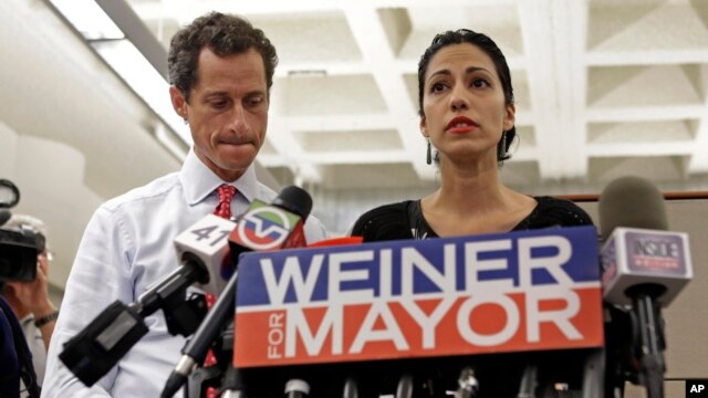 Vợ của Ứng cử viên thị trưởng Thành phố New York Anthony Weiner, bà Huma Abedin, đứng bên cạnh chồng khi ông nói lời thú nhận lần mới đây nhất. 