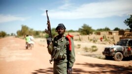 Un soldat en poste à Diabali
