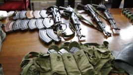 Bindigogi da albarusai da 'Yansanda suka gano a wani lamari na daban, har suka kama mutane biyu da ake zargi suna da alaka da al-Shabab.