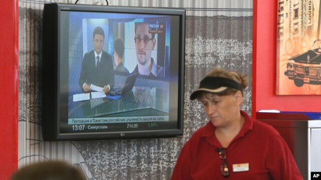 Tin về vụ Snowden trên truyền hình trong phi trường Nga. 
