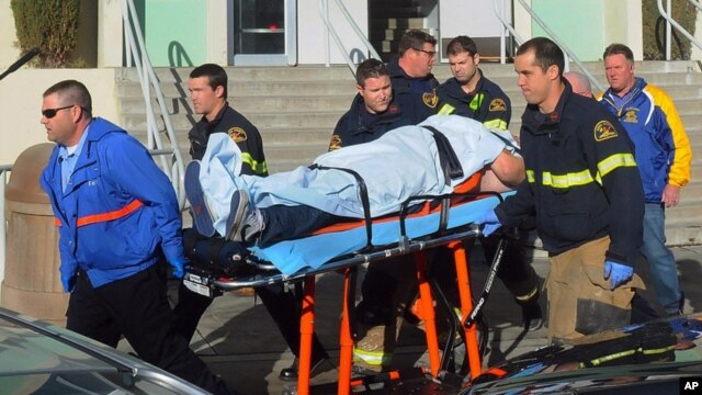 Paramédicos transportan a un estudiante herido en el tiroteo en la escuela secundaria Taft Unión, en California. La víctima supuestamente acosaba a su agresor.