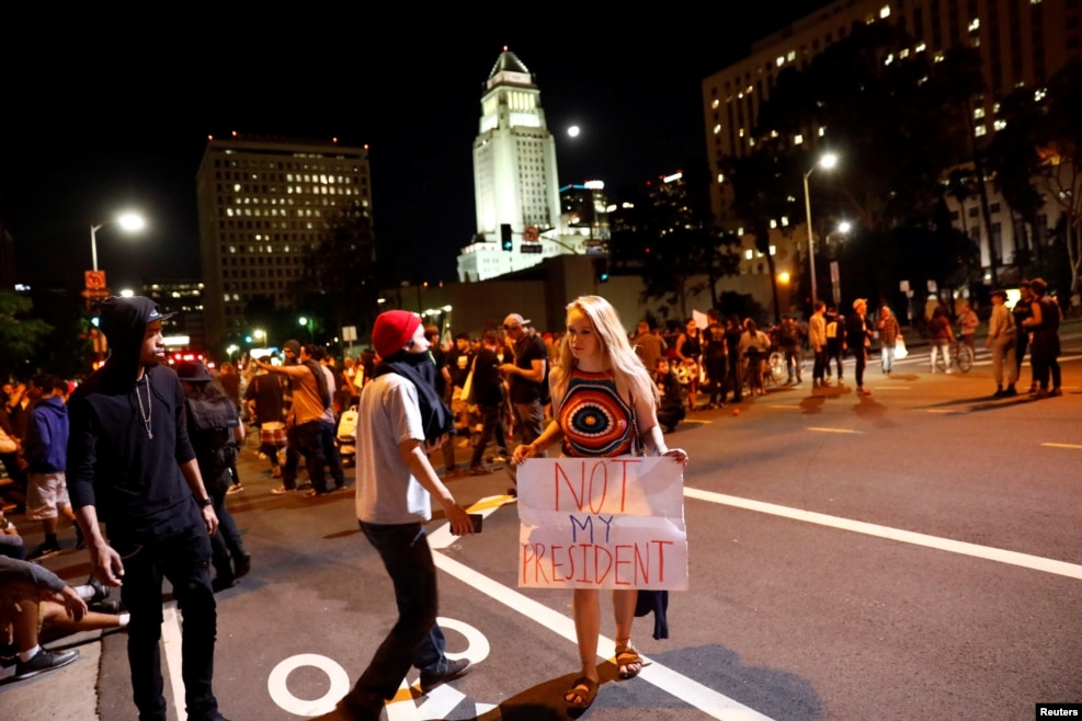 抗議川普當選者在洛杉磯示威，有人拿著標語&ldquo;不是我的總統&rdquo;（2016年11月10日）